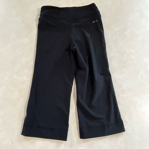 Nike Women’s Black Capri legging crop pants size XS flare cropped yoga workout - Picture 5 of 5